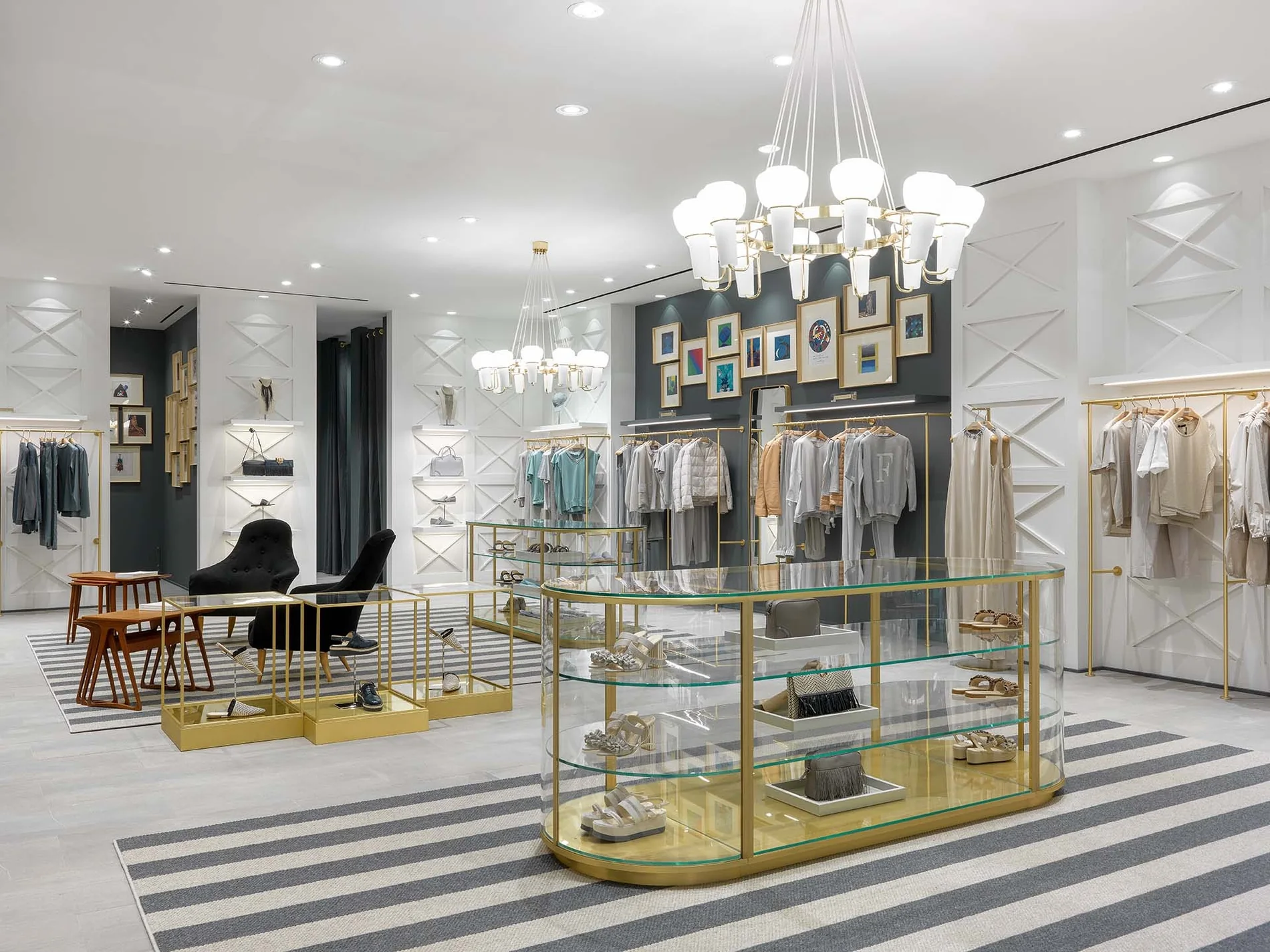 Expositores centrales de una boutique en Moscú, Rusia, bajo grandes lámparas y junto a una composición de arte.
