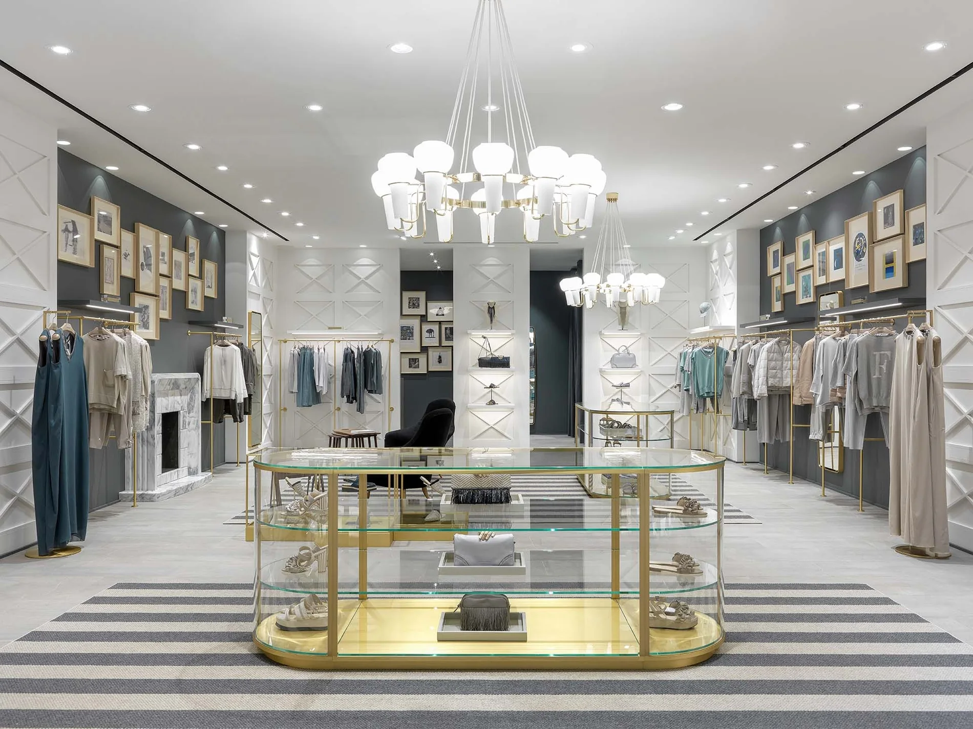Boutique de moda en Moscú, Rusia, con expositores dorados, suelo gráfico y composiciones de arte en las paredes.