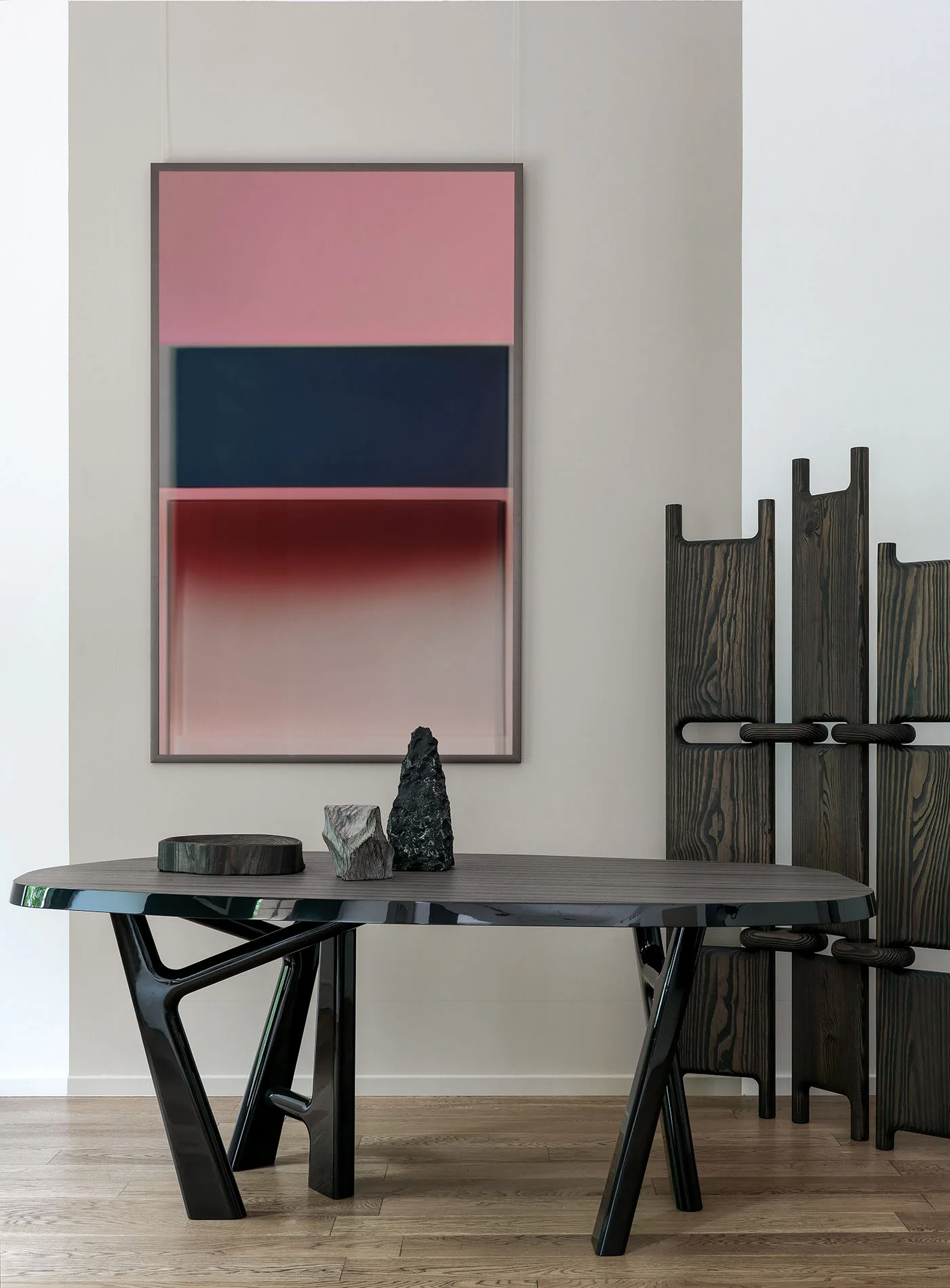 Detalle de una pintura geométrica rosa y azul sobre una consola escultórica en un interior de Moscú.