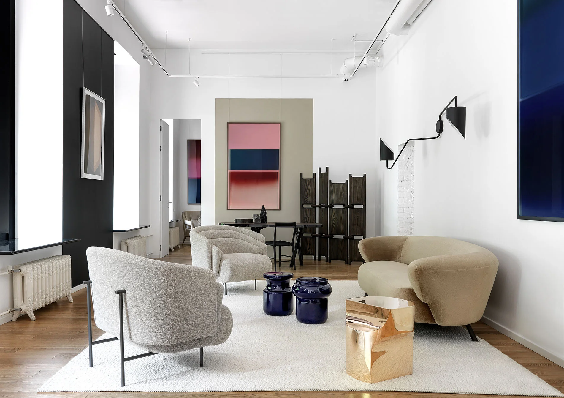Vista general de un salón de belleza en Moscú, Rusia, con mobiliario curvo y arte contemporáneo.