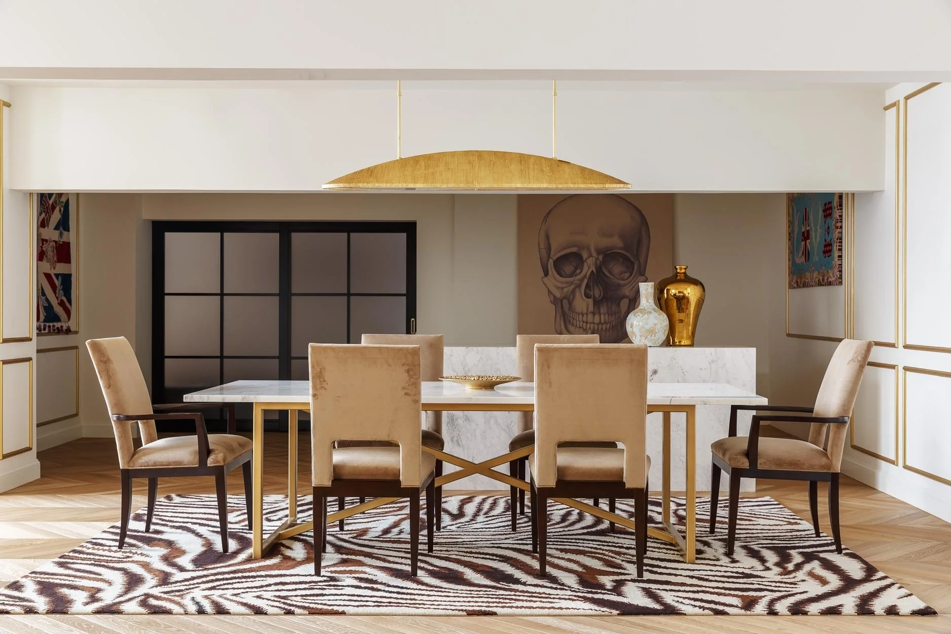 Showroom textil en Moscú, Rusia, con mesa de comedor, alfombra gráfica y una pintura de gran formato.