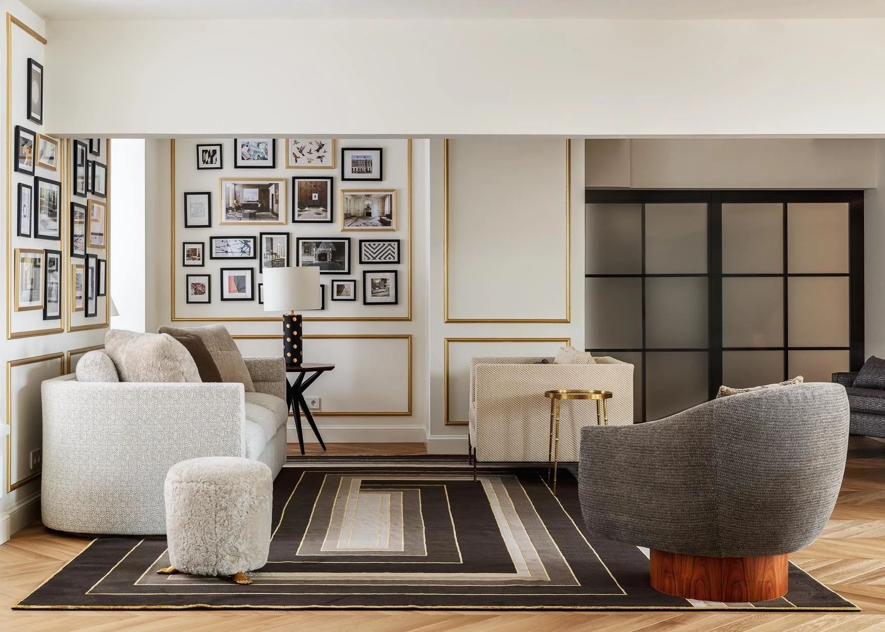 Ambiente de un showroom en Moscú, Rusia, con sillones escultóricos y una pared compuesta por obras pequeñas.