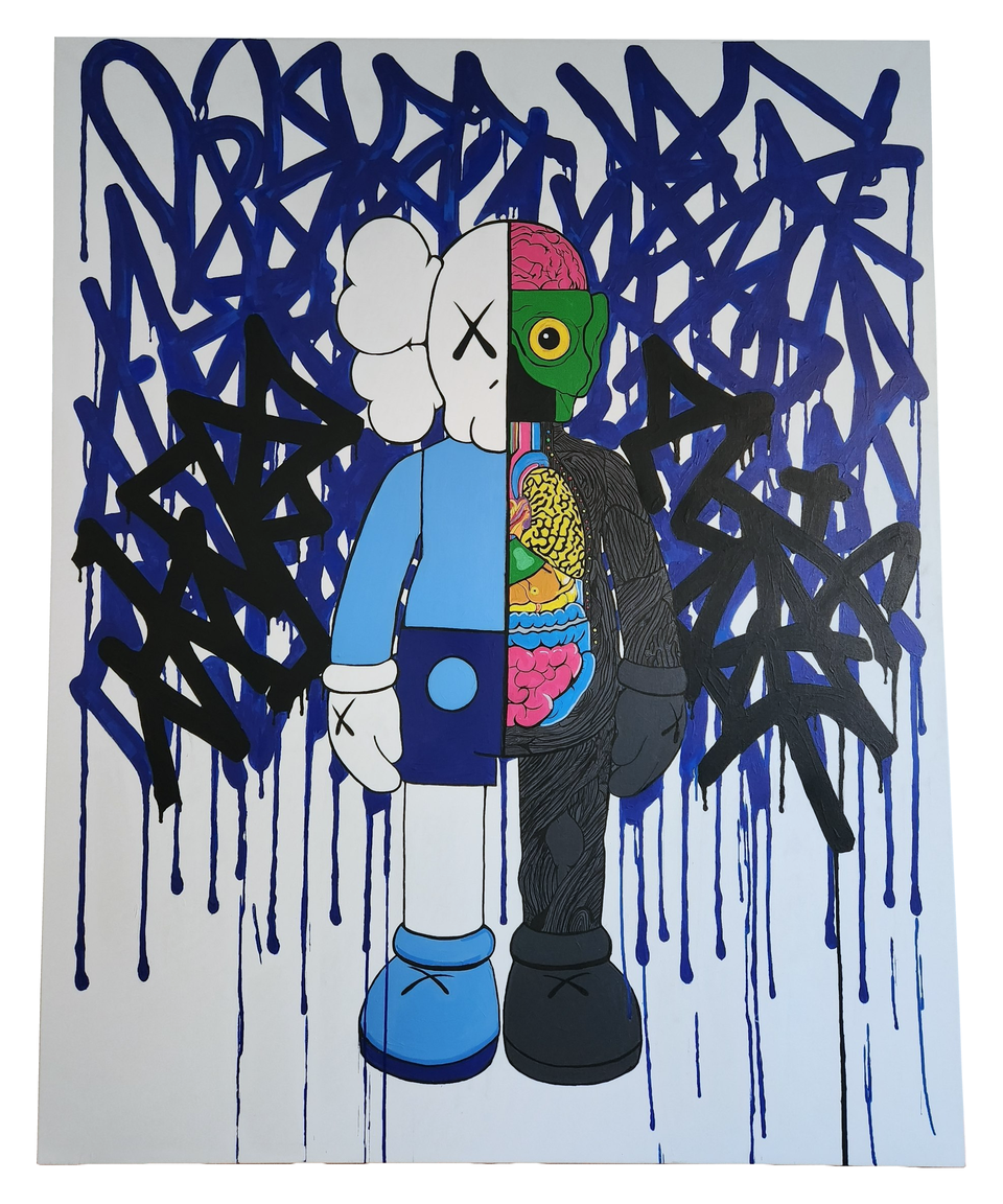 Cuadro inspirado en COMPANION de KAWS, una figura frontal dividida entre una superficie gráfica azul y una anatomía expuesta sobre un lienzo blanco