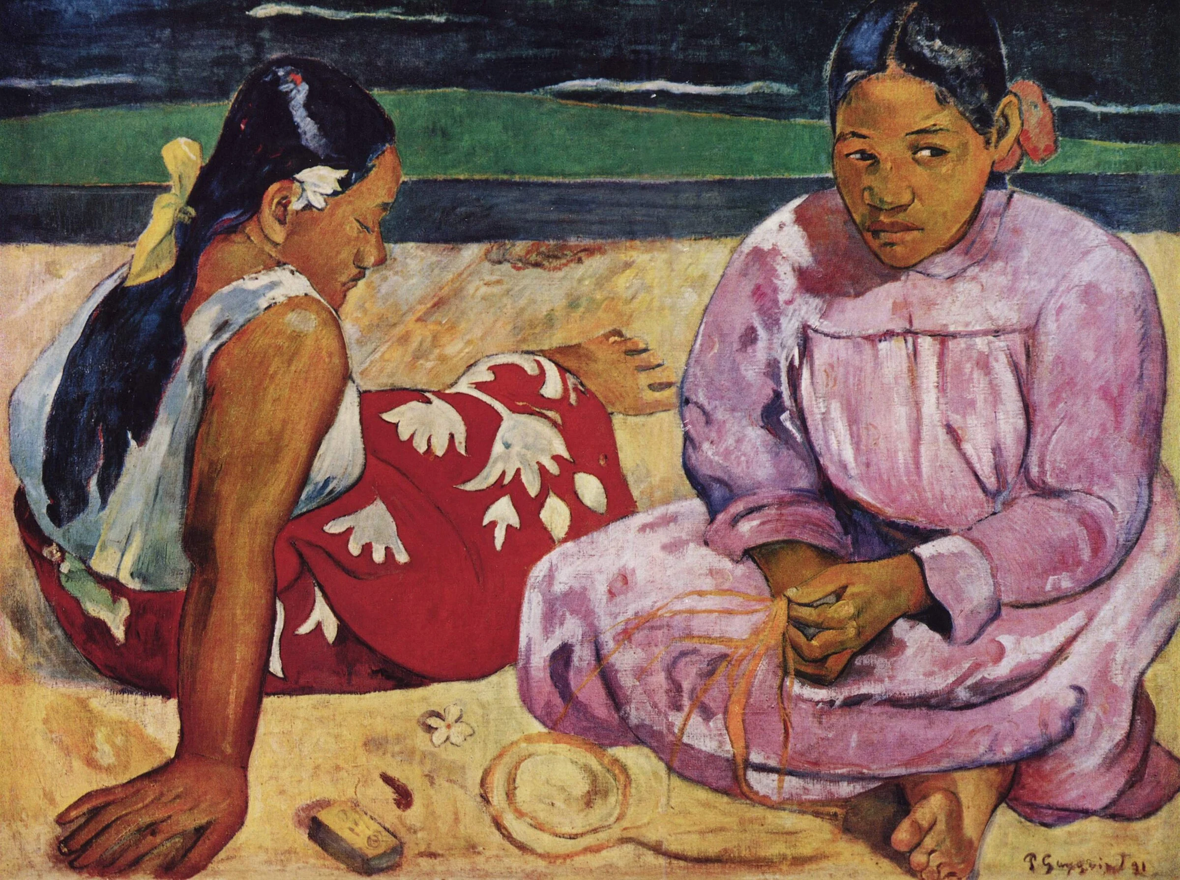 Mujeres tahitianas en la playa de Paul Gauguin, dos figuras sentadas junto al mar con vestidos rojo y rosa.