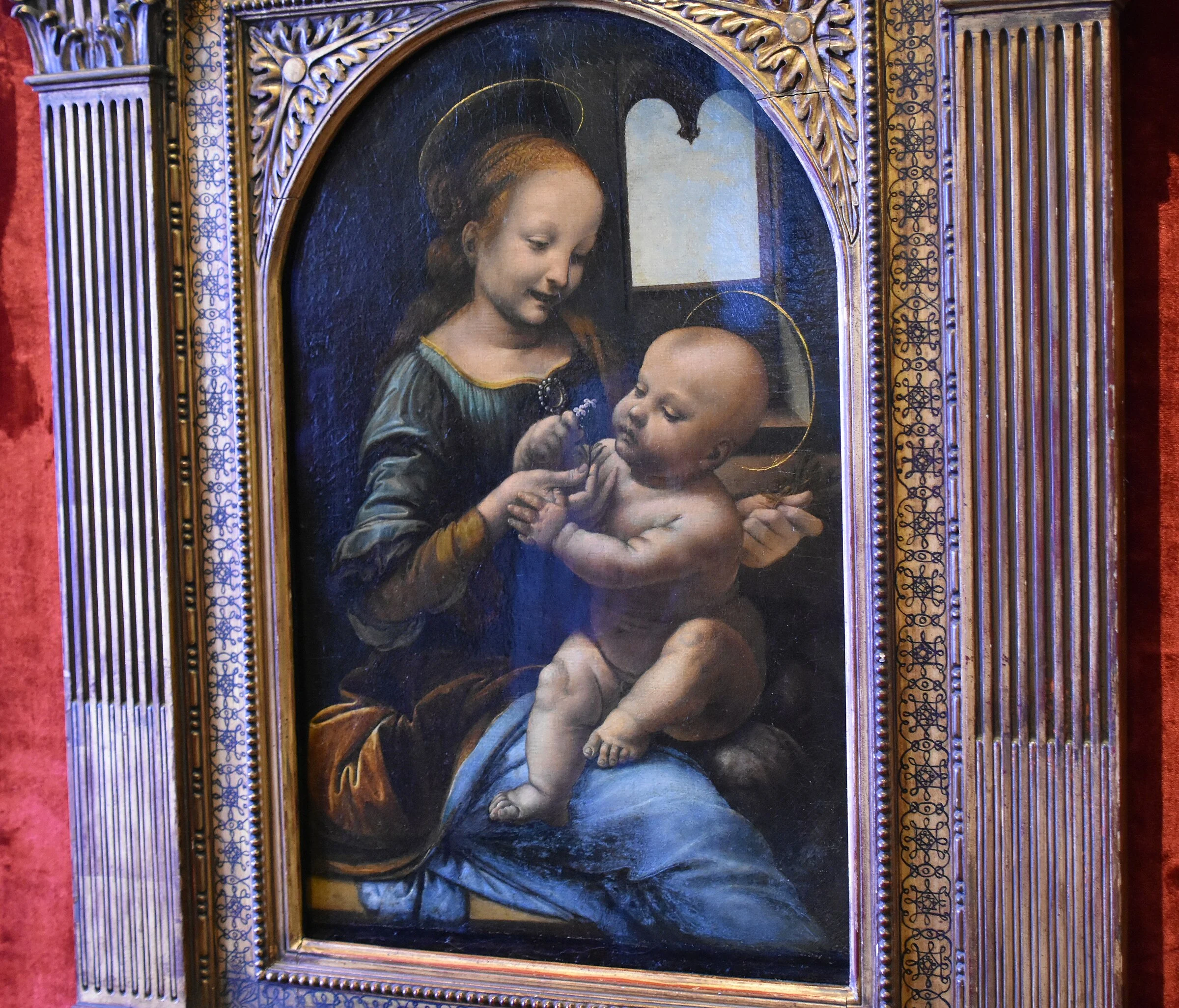Madonna Benois de Leonardo da Vinci, María y el Niño observan juntos una pequeña flor en una composición íntima.