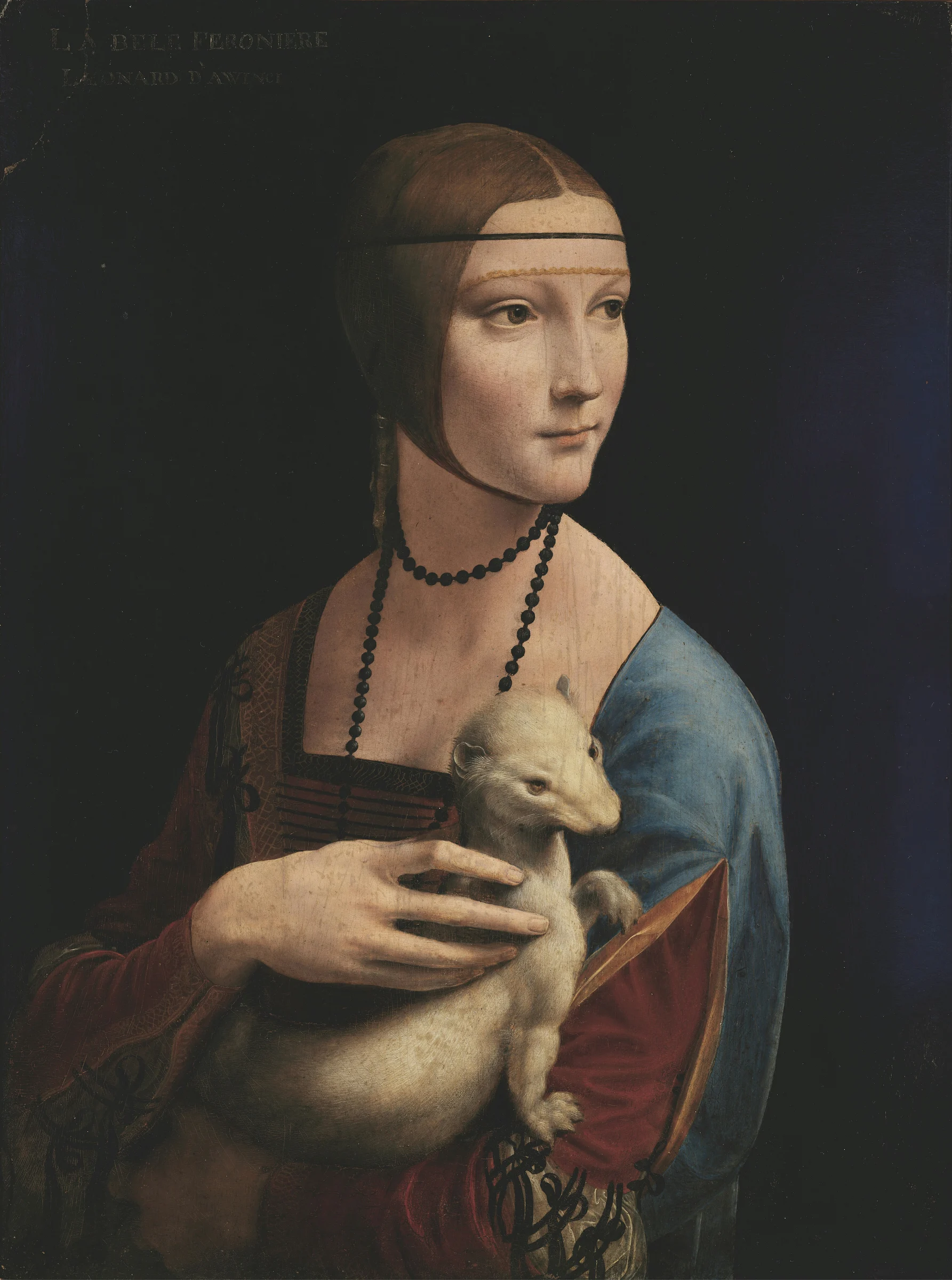 La dama del armiño de Leonardo da Vinci, joven de tres cuartos sosteniendo un armiño blanco entre los brazos.