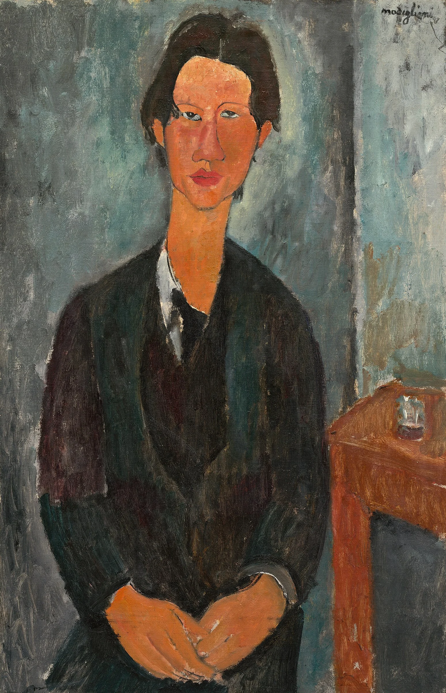Retrato de Chaïm Soutine por Amedeo Modigliani, joven sentado con abrigo oscuro y manos reunidas.