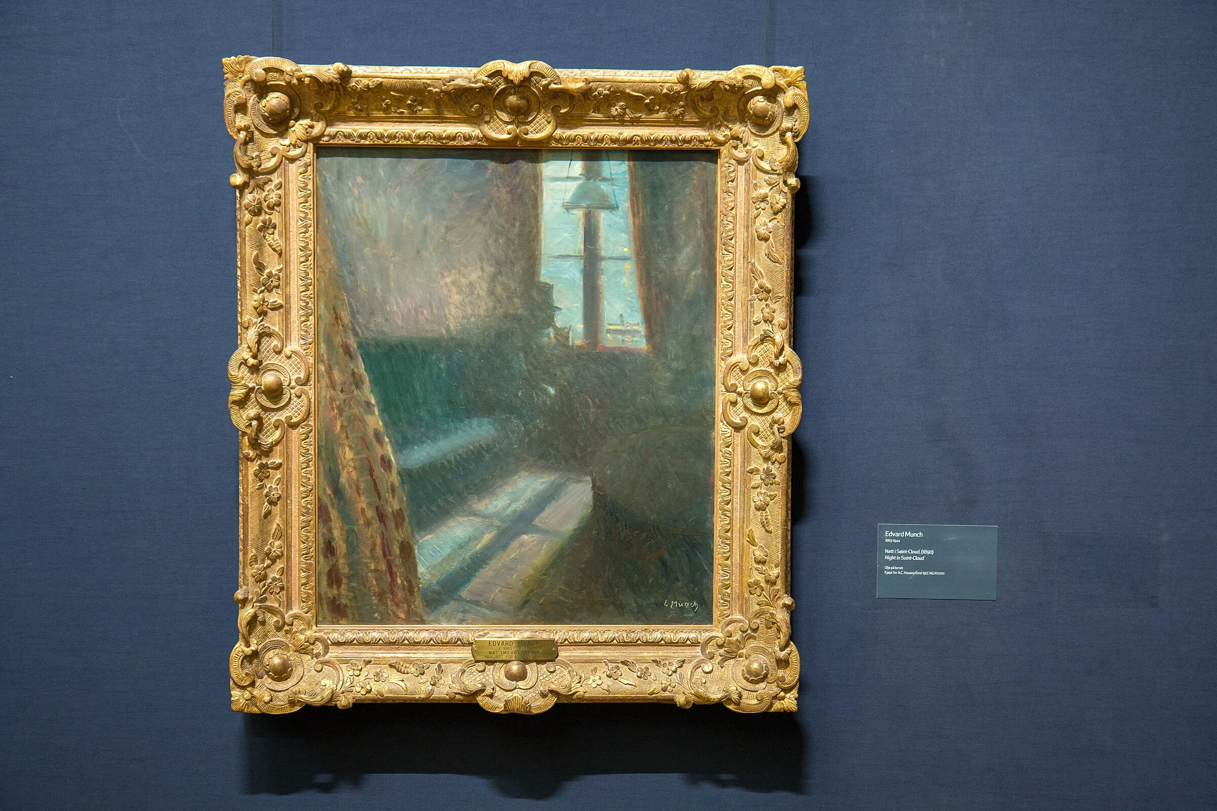 Noche en Saint-Cloud de Edvard Munch, figura solitaria sentada junto a una ventana en una habitación azul y oscura.